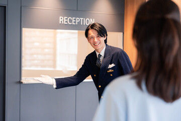 お客様の案内をするホテルマン