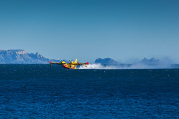 Training of a Canadian civil security in the Mediterranean. Canadair pilots take advantage of the...