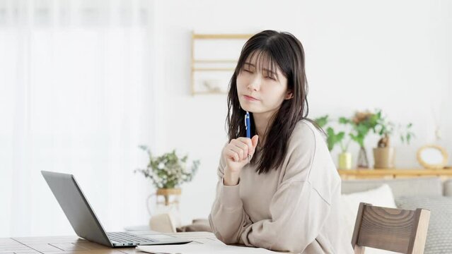 勉強で行き詰まる女性