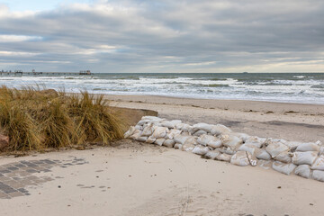 Sandsäcke für den Hochwasserschutz an der Promenade in Kellenhusen an der Ostsee