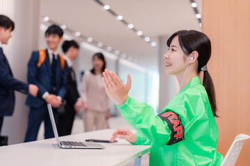 受付をするイベントスタッフ