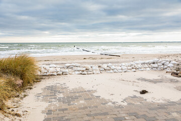 Aufgestapelte Sandsäcke zum Schutz der Promenade in Kellenhusen an der Ostsee