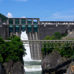 青空を背景にした丸山ダム