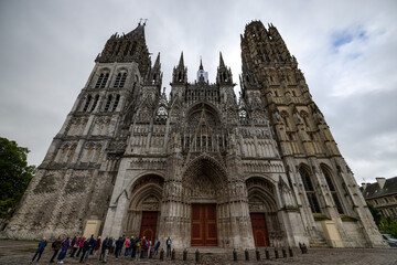 Exterior of the Cathédrale Notre-Dame de Rouen, with a tour group outside the doors (Rouen, France)