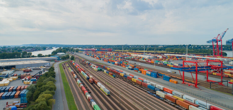 Luftaufnahme vom Container Terminal Eurogate Burchardkai in Hamburg, Beladen und Entladen von diversen Reederei Containern und der Hamburger G&uuml;terbahnhof