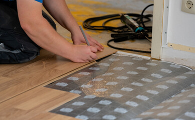 Laminat auf einem Fu&szlig;boden in einer Wohnung verlegen