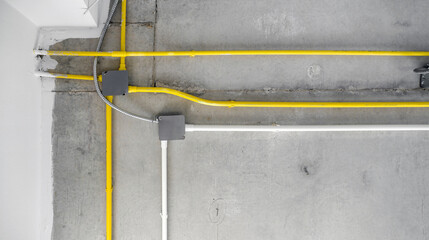 The power system and electrical wiring are neatly installed under the ceiling.