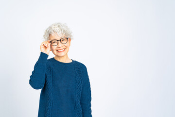 メガネをかけたシニア女性