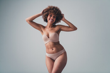 Naklejka premium Unretouched photo of body positive girl touch brown hair self love acceptance isolated pastel color background