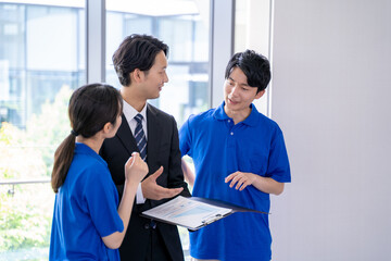 介護スタッフとビジネスマンとの打ち合わせ