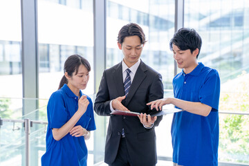 介護スタッフとビジネスマンとの打ち合わせ