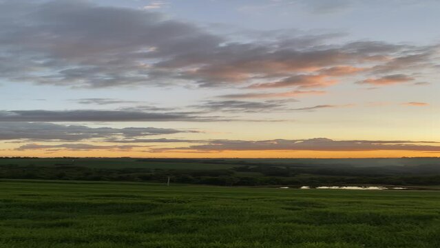 Por do sol com paisagem deslumbrante com muita liberdade