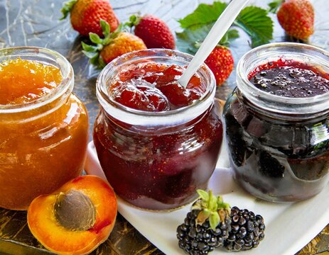 Aprikosenmarmelade , erdbeermarmelade und Brombeermarmelade 
