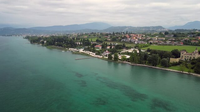 Aerial view with a drone of Lazise, part of Lake Garda in Northern Italy - 4K Stockvideo