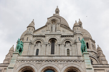 Fototapeta premium The sacré-coeur basilica facade with statues on a cloudy day in paris