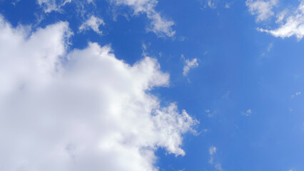 Obraz premium vue d'un ciel bleu nuageux
