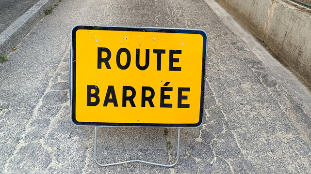 les mots route barr&eacute;e &eacute;crit en fran&ccedil;ais sur un panneau routier