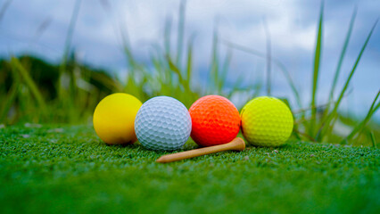 Naklejka premium Golf ball on green grass in the evening golf course with sunshine background.