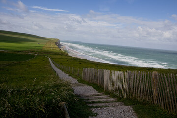 chemin pédestre  au cap blanc nez qui longe la mer