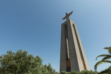 Cristo Rei Statue in Almada (Lissabon) im Gegenlicht