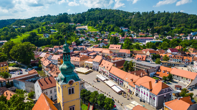 Fototapeta This cozy city of Samobor is beautifully captured from above, showcasing its charming streets, historic buildings, and lush greenery. Known for its picturesque old town and vibrant cultural life