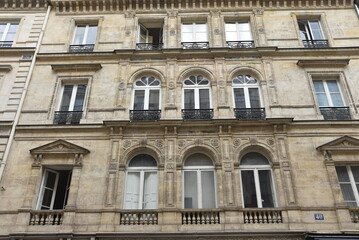 Obraz premium Immeuble cossu à Paris. France