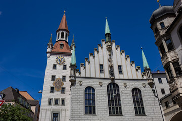 Obraz premium Late-gothic style Old Town Hall (Altes Rathaus, 1470 - 1480) building (now Toy Museum - Spielzeugmuseum) at Marienplatz square in Munich. MUNICH, GERMANY.
