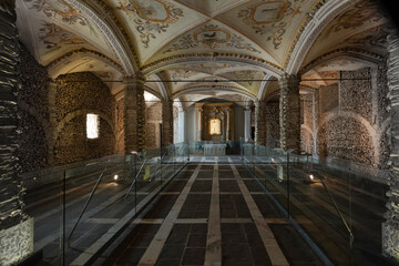 Die Knochenkapelle (Capela dos Ossos) in Evora, Portugal