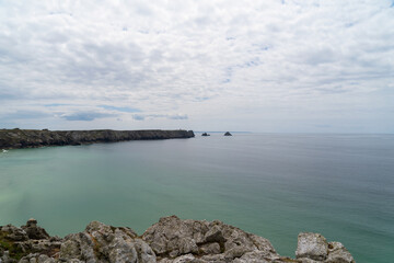 Les eaux turquoises de la mer d'Iroise dans l'anse de Pen Hat avec en arrière-plan le Tas de Pois de la pointe de Pen Hir, sur la presqu'île de Crozon en Bretagne.