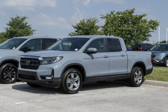 Honda Ridgeline Midsize Pickup Truck display. Honda offers the Ridgeline with a 280HP 3.5L VTEC V6 engine. MY:2024