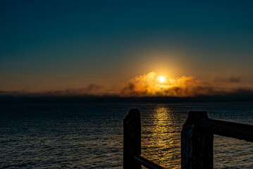 Obraz premium Fog over the Atlantic Ocean at dawn 