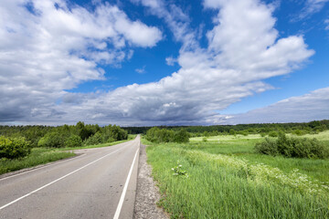 Obraz premium A road with a grassy field on the side