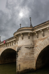 vue du Pont Neuf un jour d'orage  au centre de Paris en France 