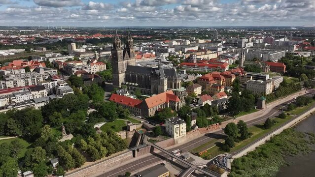 Flight in a semicircle around Magdeburg Cathedral. Old town in the background. River Elbe and city wall in the foreground. In the distance the districts of Stadtfeld and Olvenstedt. Travel destination