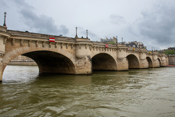 Fototapeta premium vue du Pont Neuf un jour d'orage au centre de Paris en France 