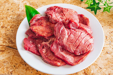 皿に盛った牛たん