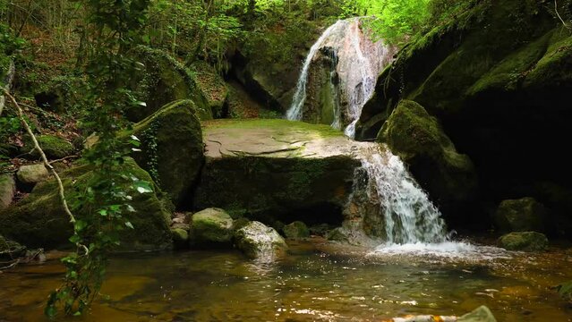 Cascada en el bosque de la riera de Santa Ll&uacute;cia, Garrotxa, Olot. 