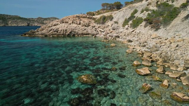 aventurero en medio de la naturaleza costa y monta&ntilde;a concepto de aventura y senderismo vacaciones