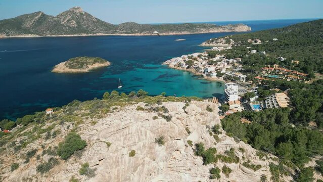aventurero en medio de la naturaleza costa y monta&ntilde;a concepto de aventura y senderismo vacaciones