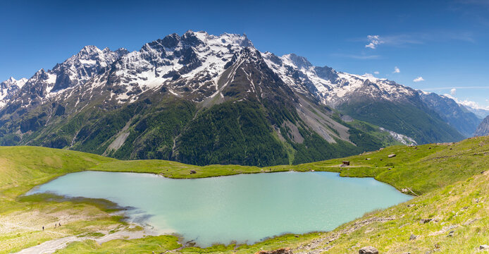 Le Parc national des &Eacute;crins avec le Lac du Pontet en avant plan .