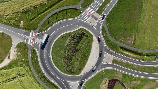 Skrzyżowanie dr&oacute;g typu rondo, widok z lotu ptaka, widok z drona.
