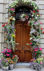 Fototapeta premium Mit Blumen geschmückte Tür in Basel