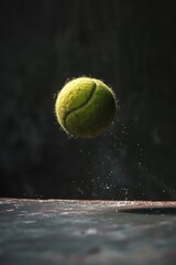 Close-up pelota de tenis botando sobre tierra, pelota de tenis sobre tierra batida