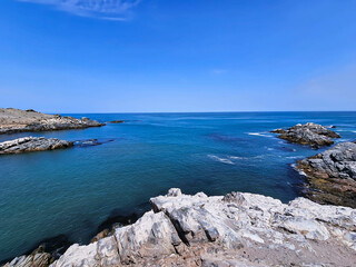 View of the sea with many waves on a nice day with clear and sunny skies.