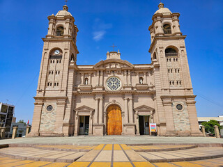 Ancient architecture, in the construction of monuments with stone material.