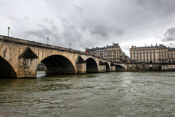 Fototapeta premium les quais de Seine au niveau du musée d'Orsay dans le centre de Paris en France