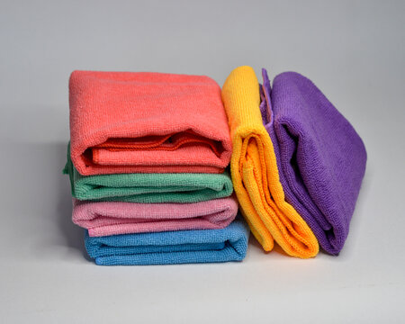 Art&iacute;culos de limpieza varios
esponjas, trapos, franela, mop pastillas de ba&ntilde;o, escobba cepillo mechudo trapeador fondo blanco