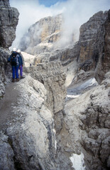 Senkrechte Eisenwege, schmale B&auml;nder - Klettersteig in der Brenta, Dolomiten, Italien - Tour -96
