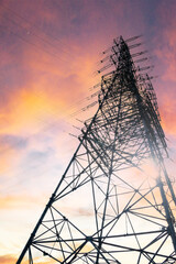 夕焼けにそびえる鉄塔
