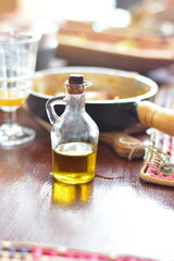 Azeite é um óleo vegetal extraído da azeitona, o fruto da oliveira. Trata-se de um alimento antigo, clássico da culinária contemporânea, regular na dieta mediterrânea e nos dias atuais